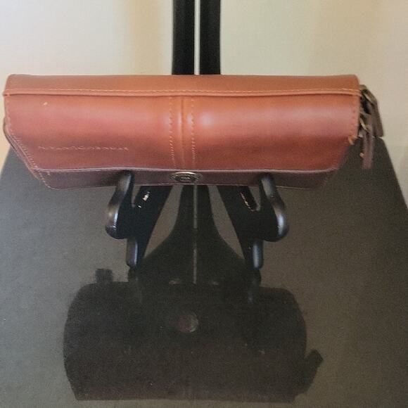 Stone Mountain Accessories Two-Tone Brown Zippered Leather Wallet - Picture 7 of 15